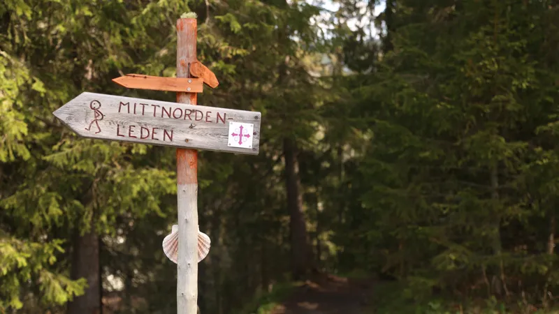 Skylt till Mittnorden leden en sommardag